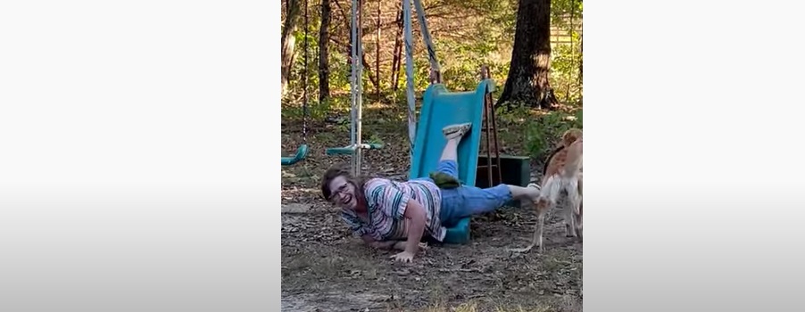 Elle apprend à son chien à faire du toboggan... et c'est hilarant !