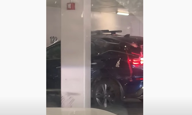 Elle tente de garer sa voiture dans un parking... et c'est la catastrophe !