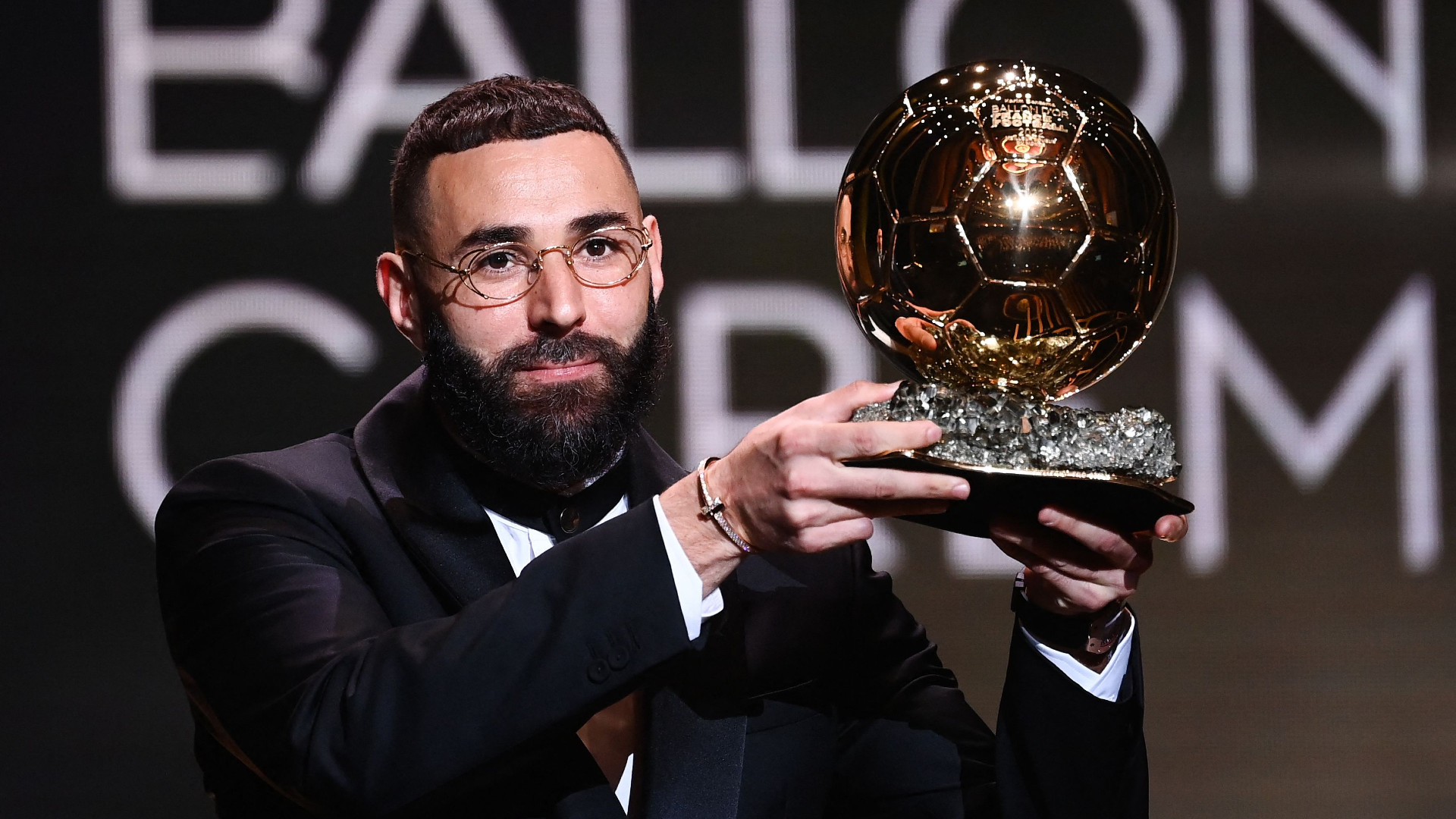 Karim&nbsp;Benzema&nbsp;sacré Ballon d’Or :&nbsp;il fête sa victoire avec sa nouvelle chérie !