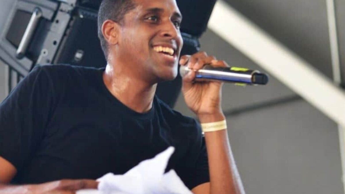 Le chanteur haïtien Mikaben décède sur scène en plein concert : le déchirant message de son épouse