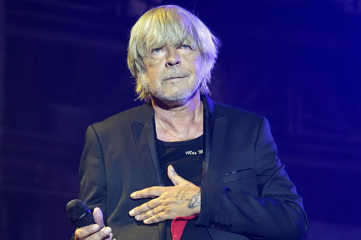 Renaud transformé par l’amour : le chanteur "raide dingue d’une femme plus jeune que lui"