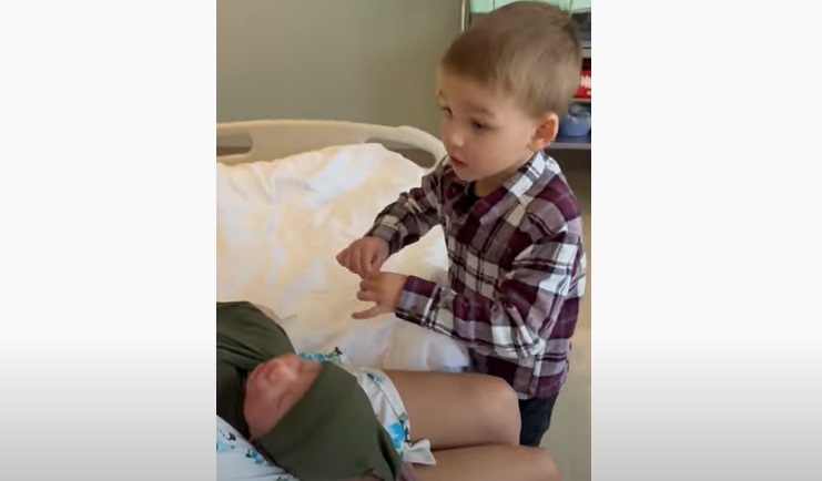 Trop mignon ! Ce garçon rencontre son petit frère pour la première fois