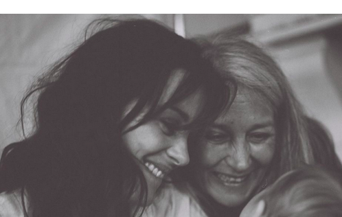 Marion Cotillard confie son admiration pour sa mère, battue dans son enfance