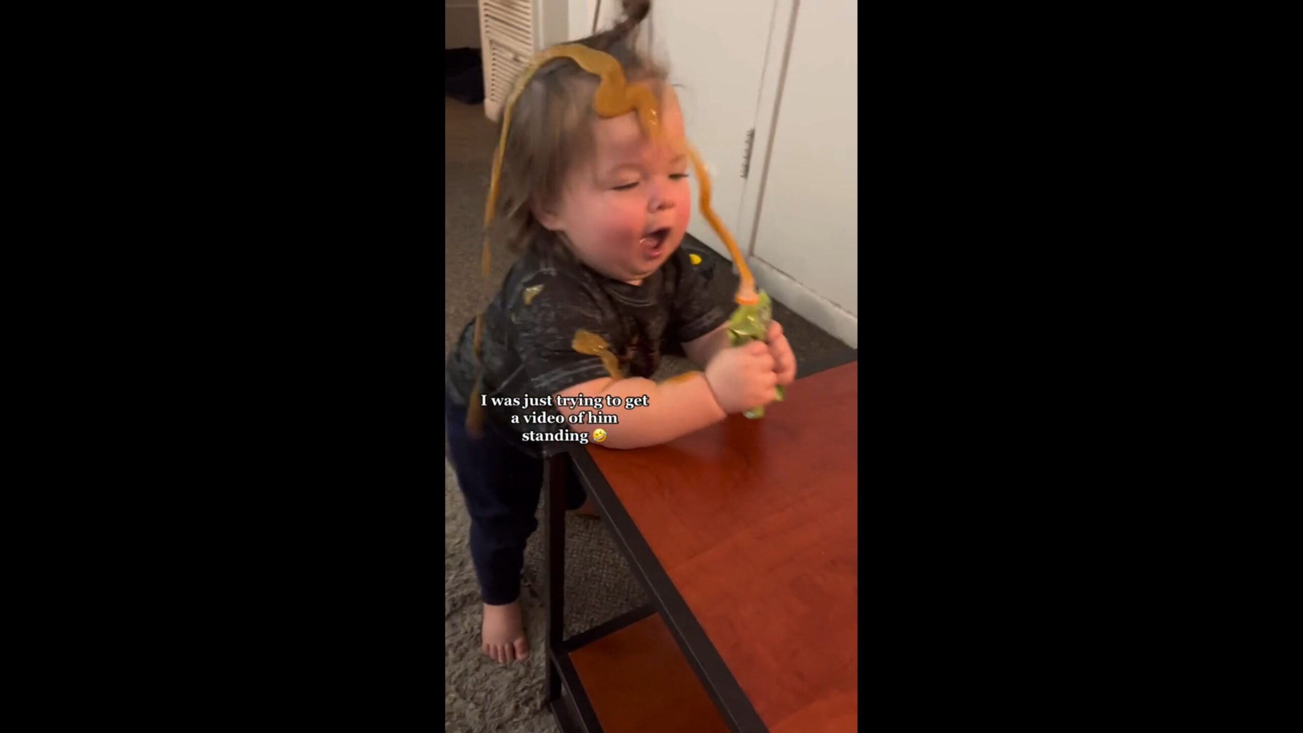 Ce bébé tente de manger une compote et rien ne se passe comme prévu