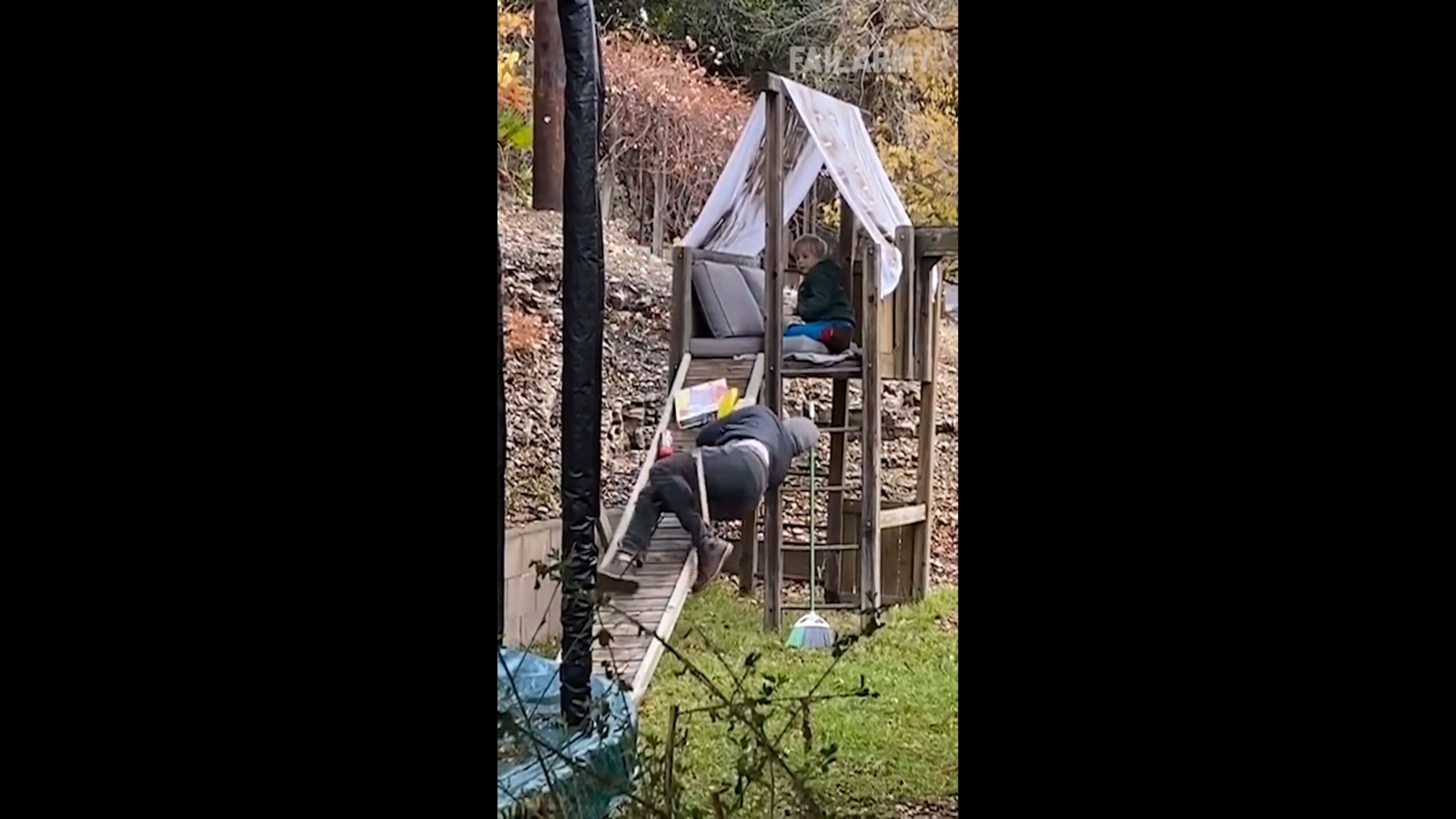 Il tente de suivre son fils dans sa cabane, attention à la suite !