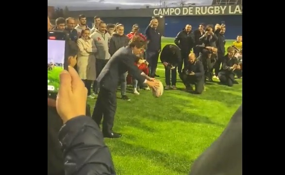 Le maire de Madrid s'essaye au rugby... et c'est complètement raté !