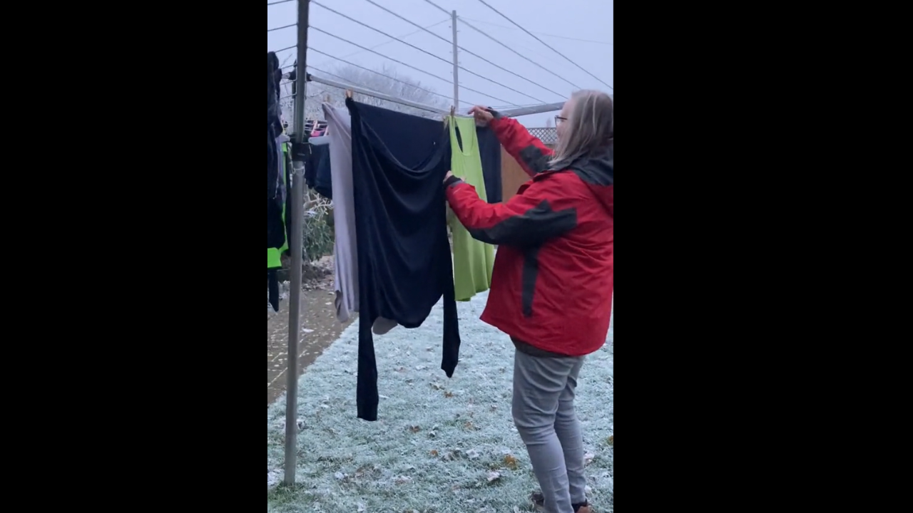 Cette dame a oublié son linge étendu dehors, mais tout a gelé !