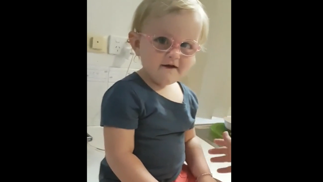 Découvrez la réaction de ce bébé lorsqu'il porte des lunettes pour la première fois