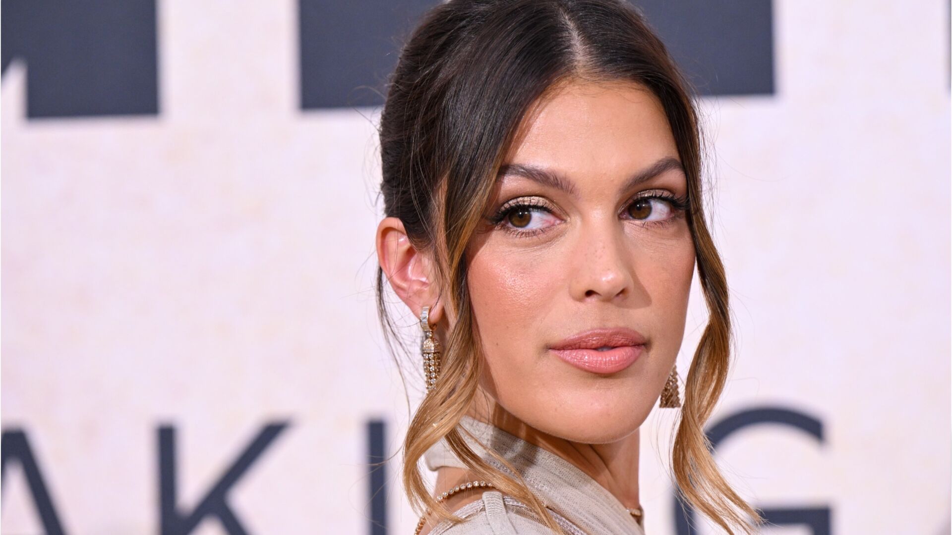 Miss Univers 2023 : Iris Mittenaere responsable de la défaite de Diane Leyre ? Elle s’exprime