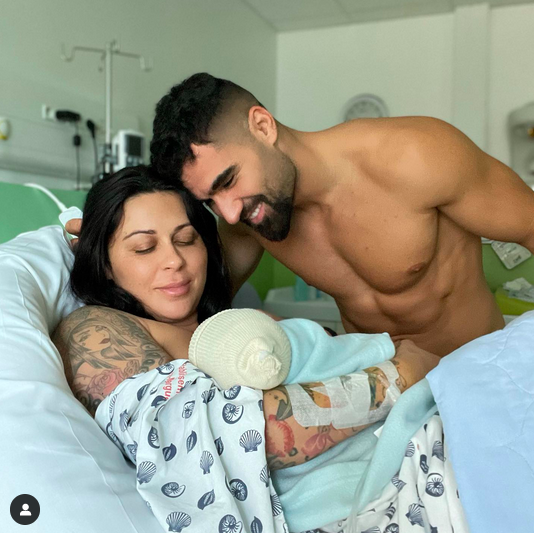 Shanna Kress et Jonathan Matijas posent avec leur bébé une semaine après sa naissance