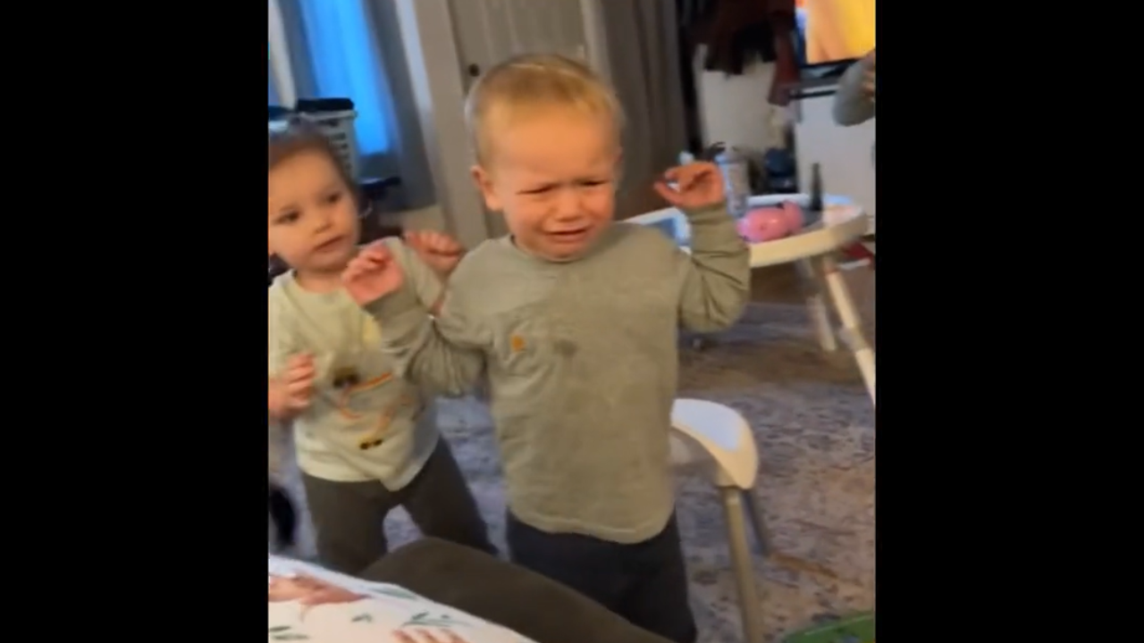 Trop mignon ! Découvrez la réaction de ce bébé lorsque sa sœur tente de le consoler