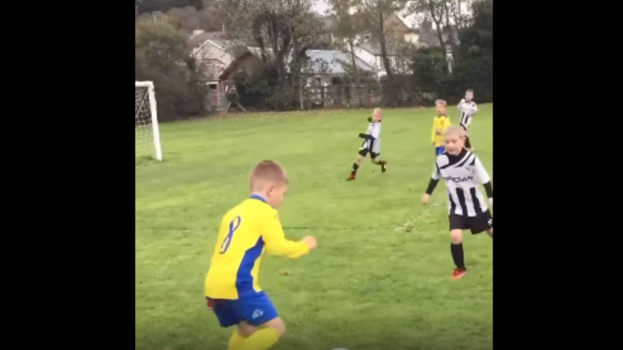 Ce papa aide son fils à arrêter un but et regardez sa réaction !