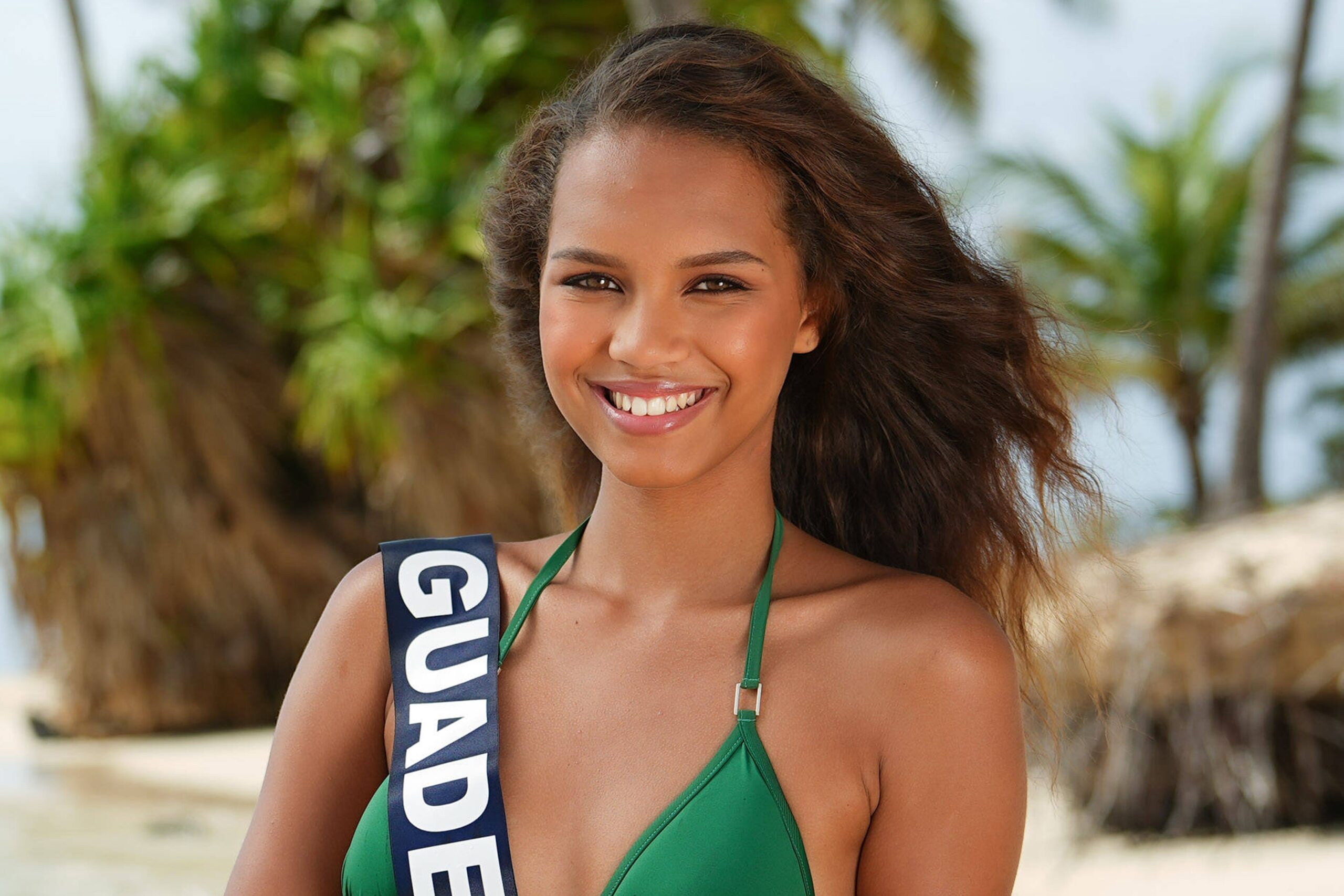 Indira Ampiot (Miss France 2023) émue en découvrant sa mère plus jeune défiler en maillot de bain