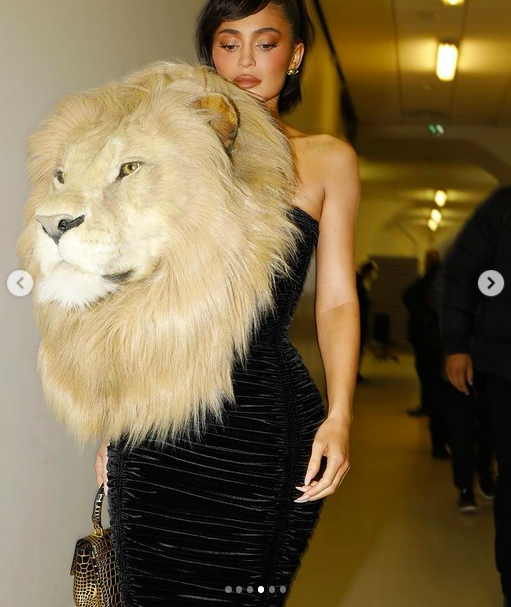 Fashion week : l'incroyable robe tête de lion de Kylie Jenner au défilé Schiaparelli