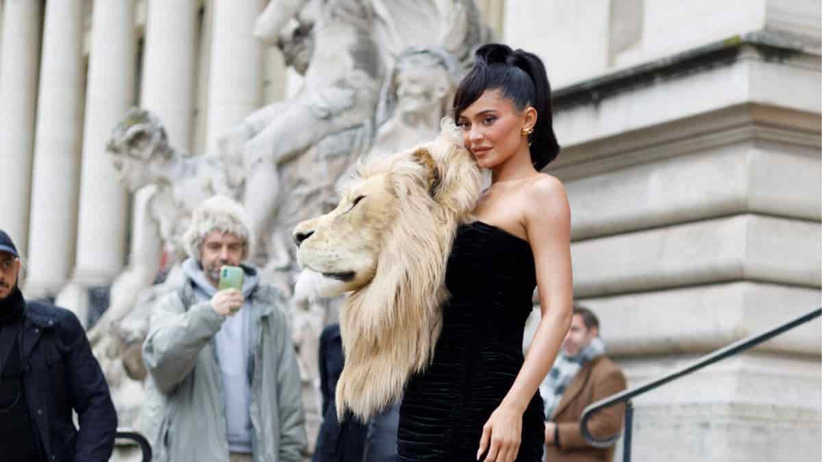 Fashion week : l'incroyable robe tête de lion de Kylie Jenner au défilé Schiaparelli