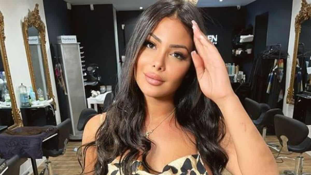 Maeva Ghennam se coupe les cheveux sur Snapchat et regrette le résultat