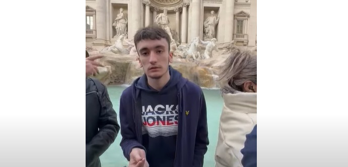 Rome : il jette une pièce dans la fontaine de Trevi quand soudain...