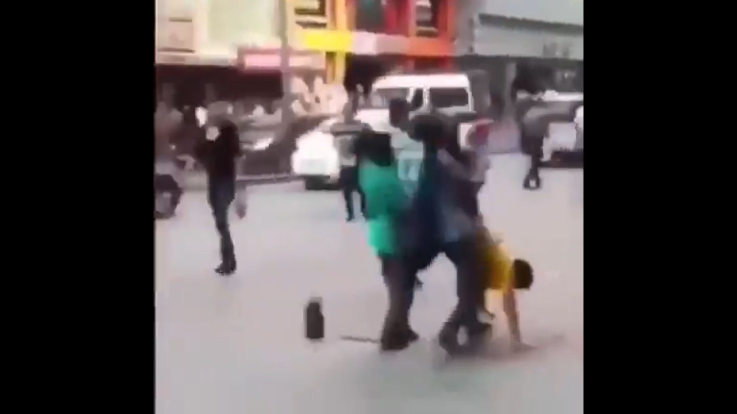 Enchaîner les saltos arrières dans la rue ? Mauvaise idée !