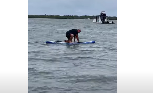 Ce père de famille s'essaye au stand up paddle... et c'est un échec total !