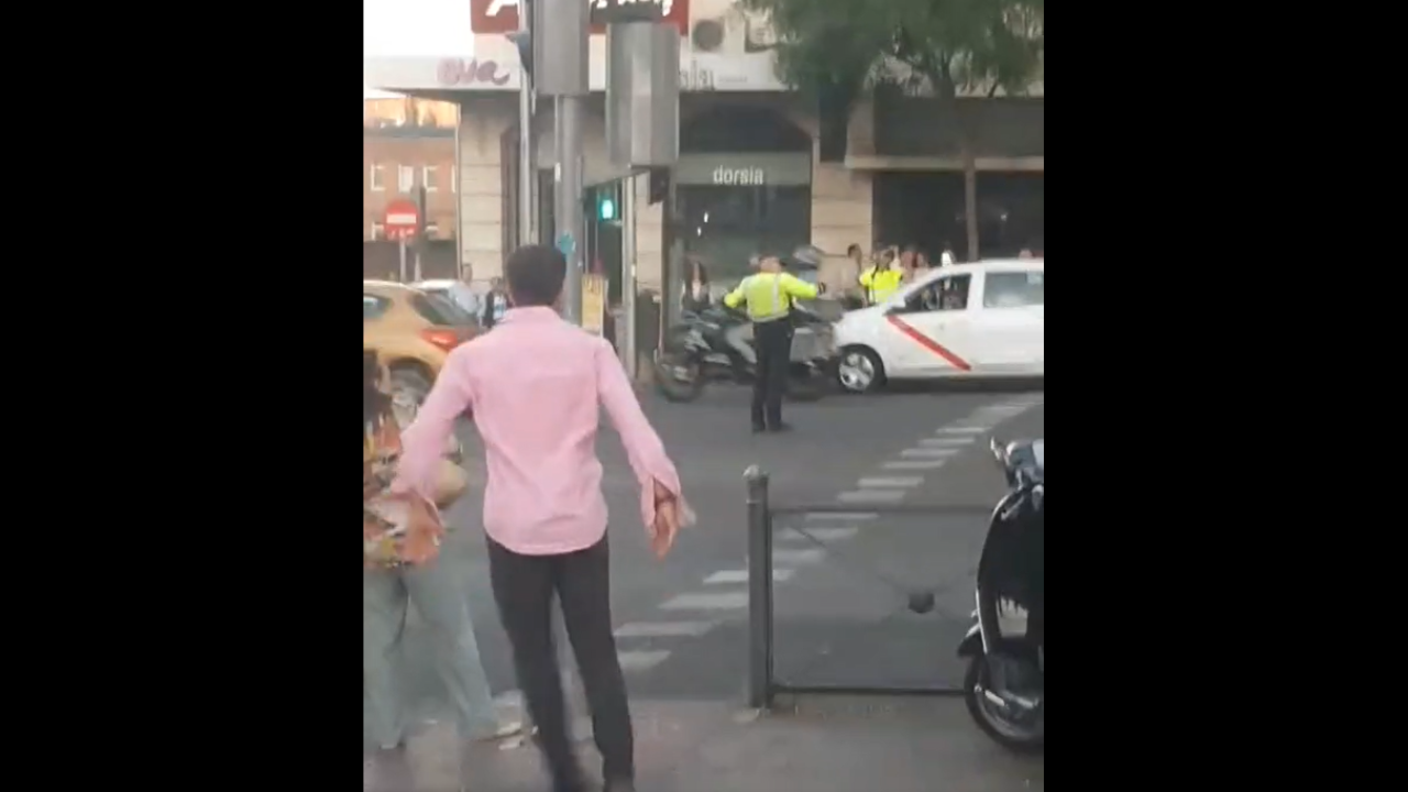 Cet homme danse lorsque les gendarmes font la circulation ! Cette vidéo est hilarante