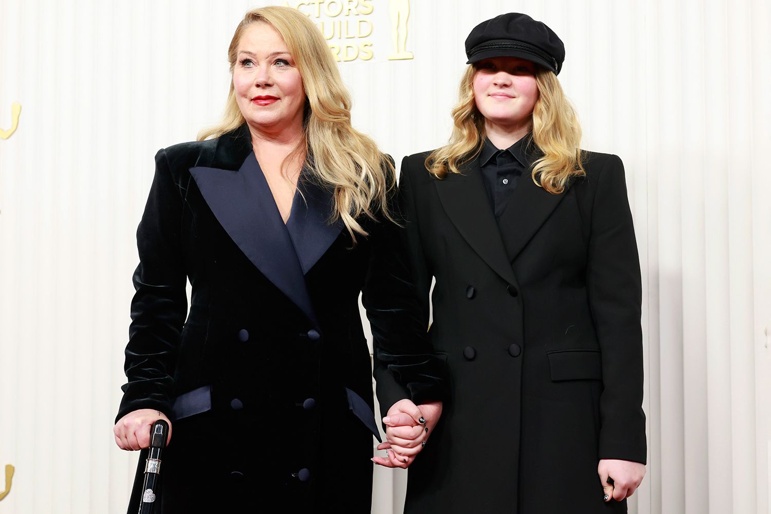 Christina Applegate atteinte de sclérose en plaques : l’actrice appuyée sur une canne aux SAG Awards