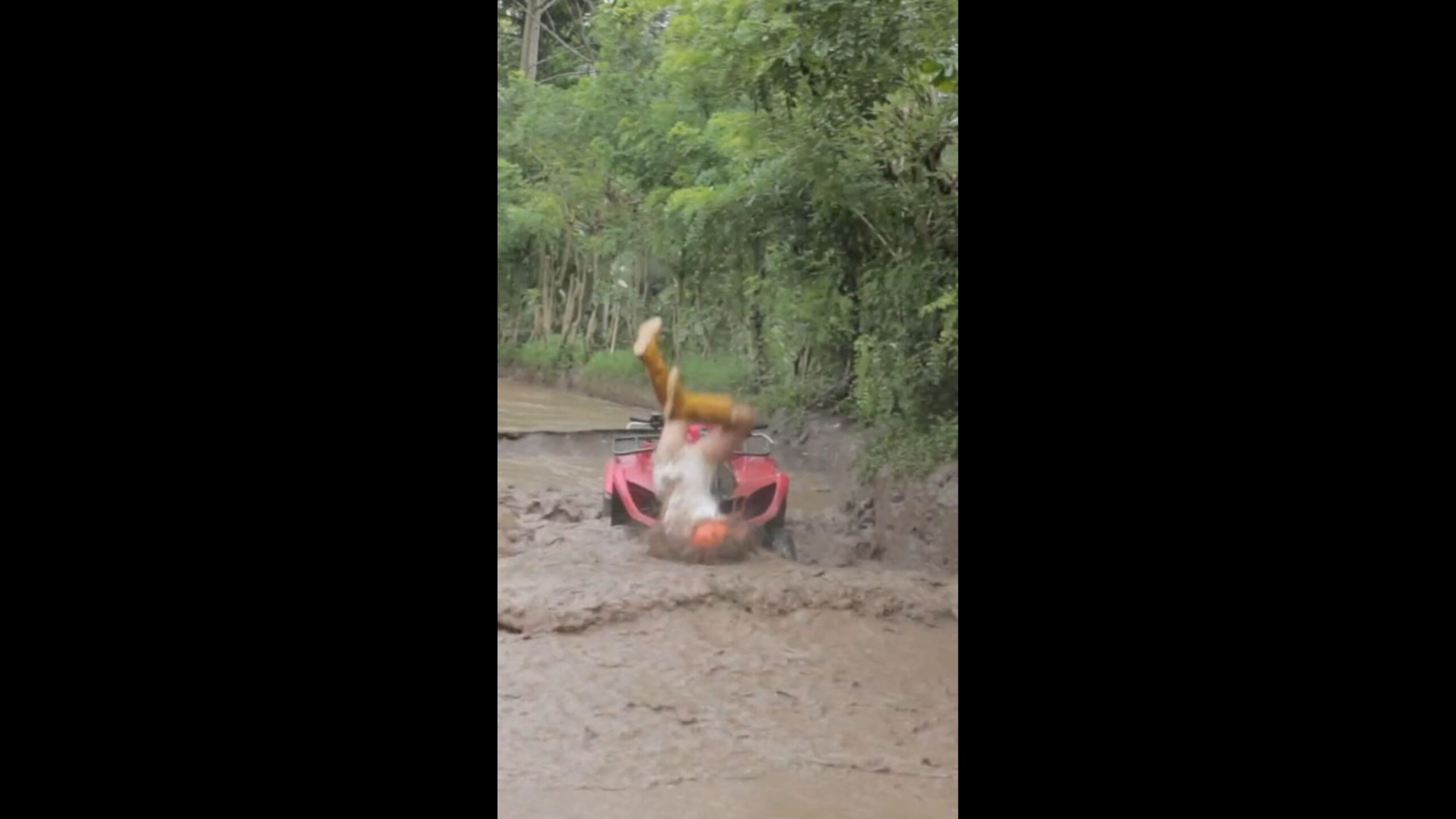 Sa sortie quad se transforme finalement en bain de boue