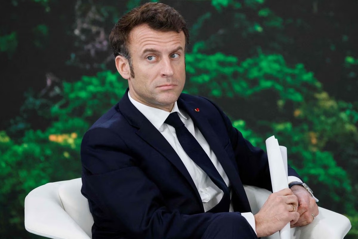 Emmanuel Macron en boîte de nuit ? La vérité sur ces images qui font jaser