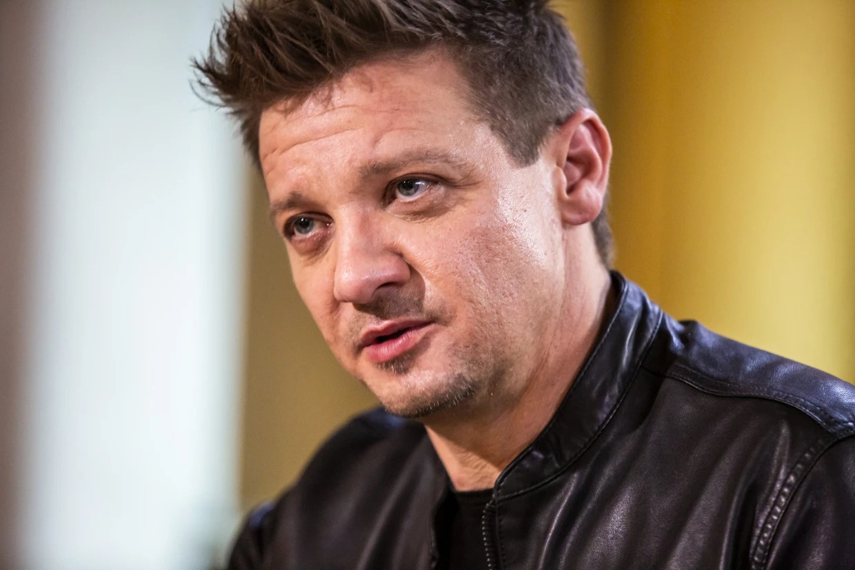 Jeremy Renner : au bord des larmes, l’acteur s’exprime pour la première fois après son accident