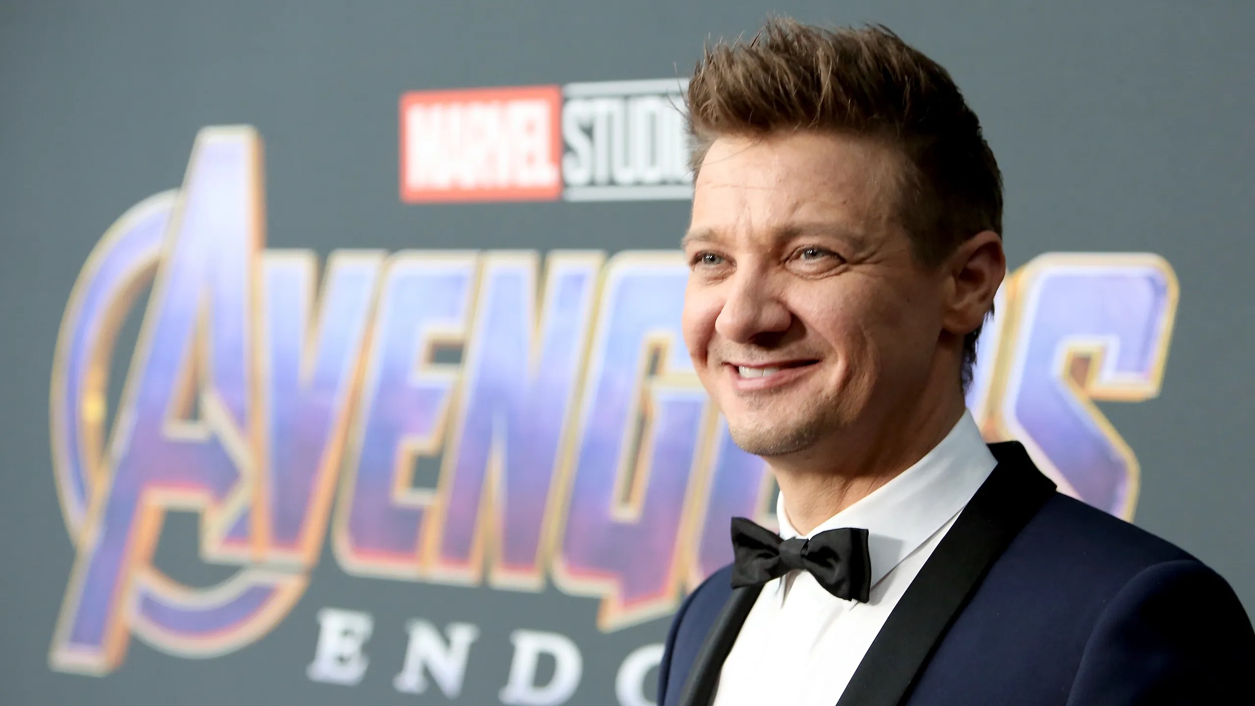 Jeremy Renner : au bord des larmes, l’acteur s’exprime pour la première fois après son accident