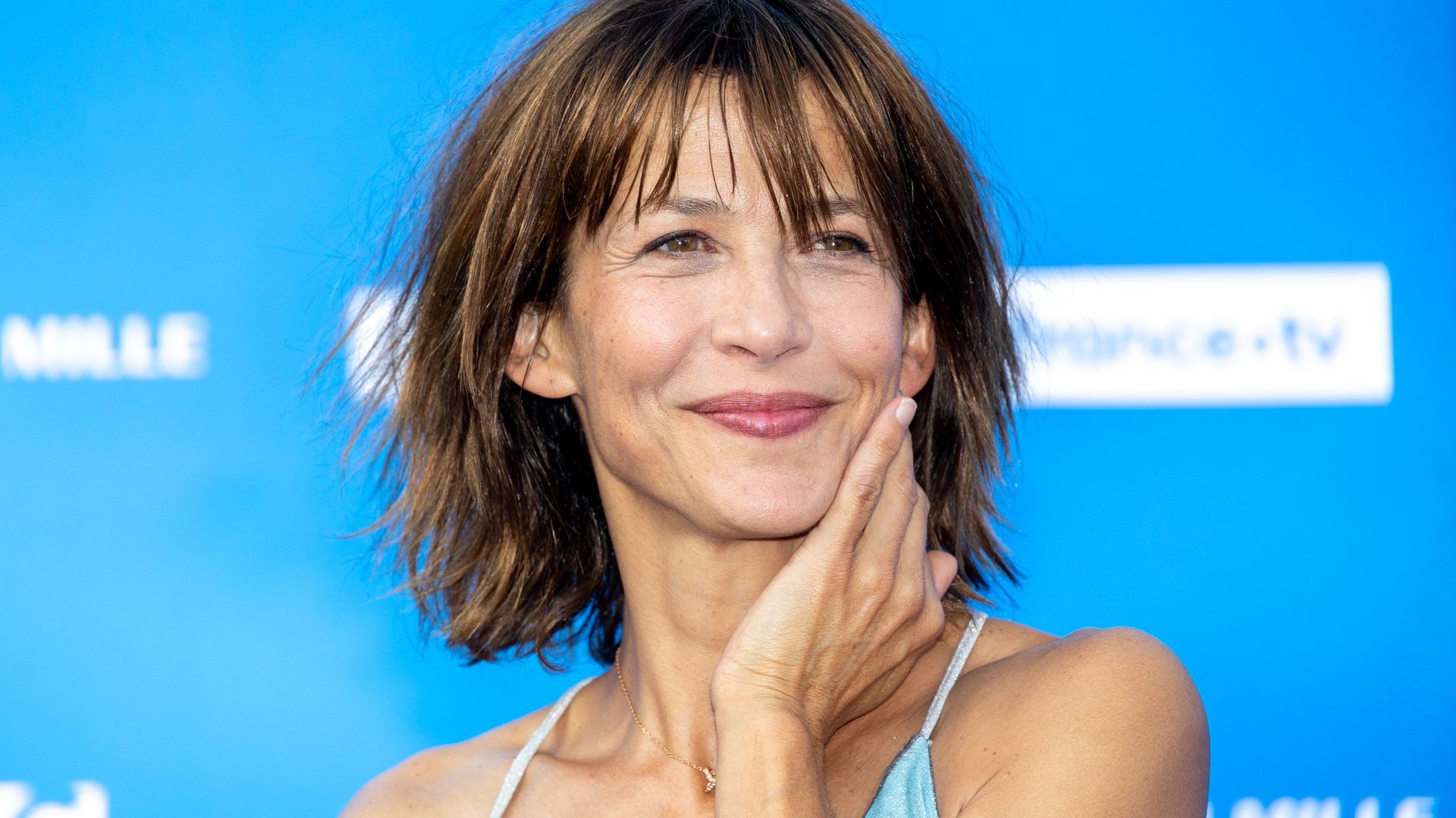 Sophie Marceau se dévoile dans un look extravagant et fait réagir les internautes !