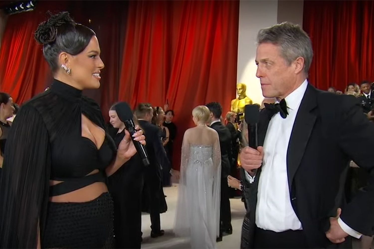 Hugh Grant désagréable face à Ashley Graham lors des Oscars ! Il s’attire les foudres sur la Toile