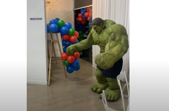 Quand Hulk est invité à la fête d'anniversaire d'un petit garçon...