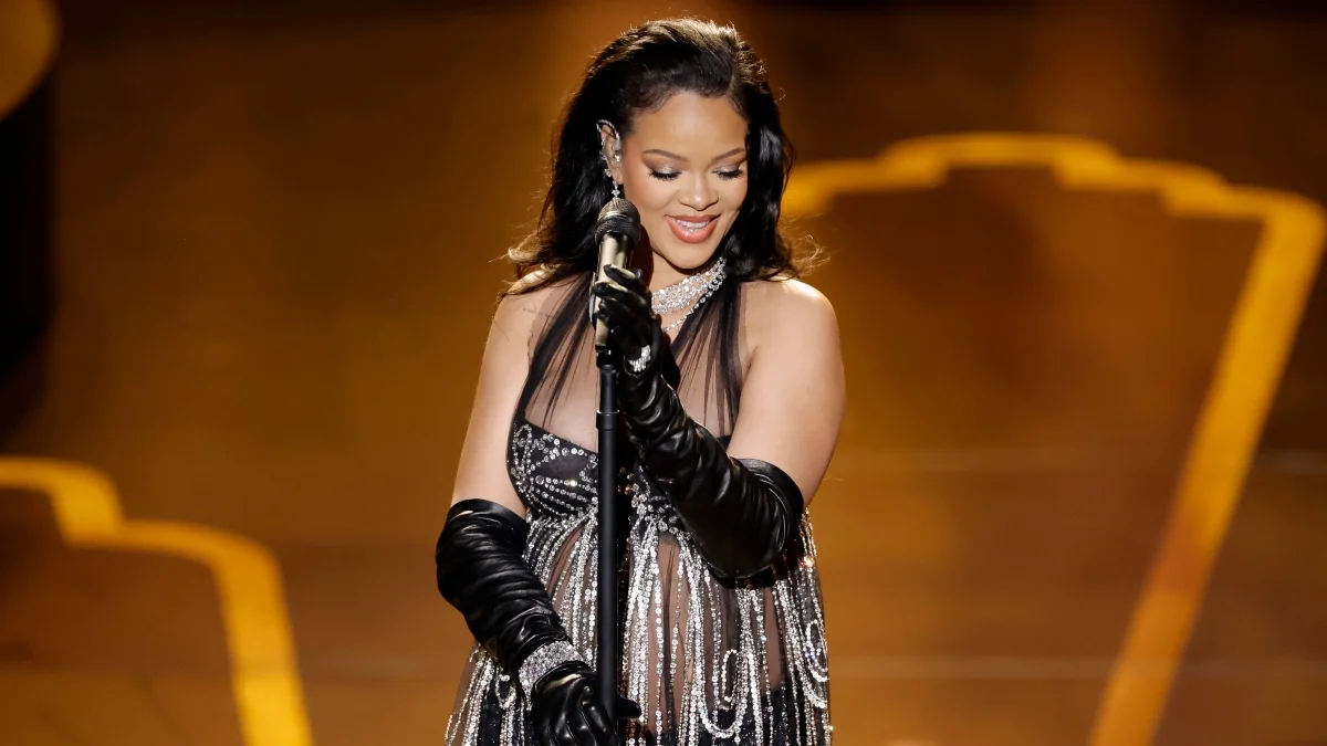 Rihanna enceinte performe aux Oscars : la réaction de son compagnon Asap Rocky touche la Toile