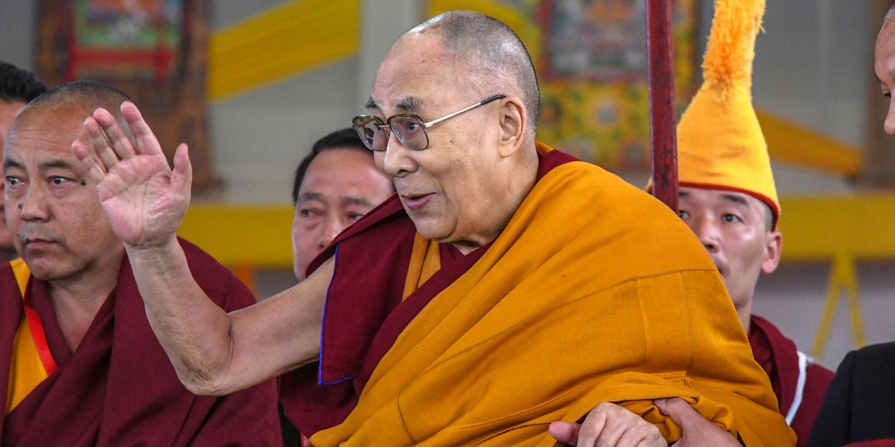 Le Dalaï Lama demande à un enfant de lui &quot;sucer la langue&quot; : Il présente ses excuses !