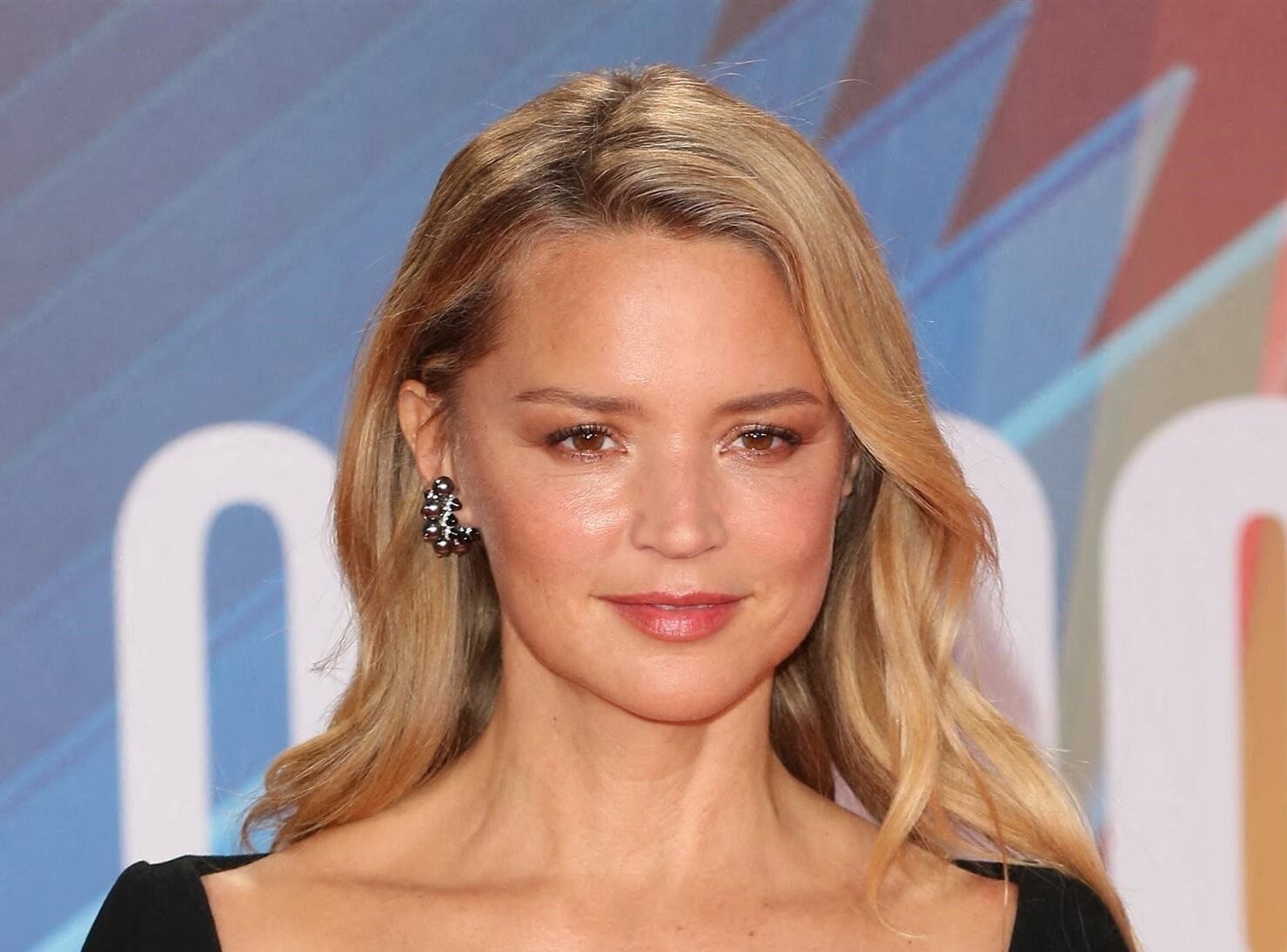 Virginie Efira enceinte : la comédienne dévoile son ventre arrondi