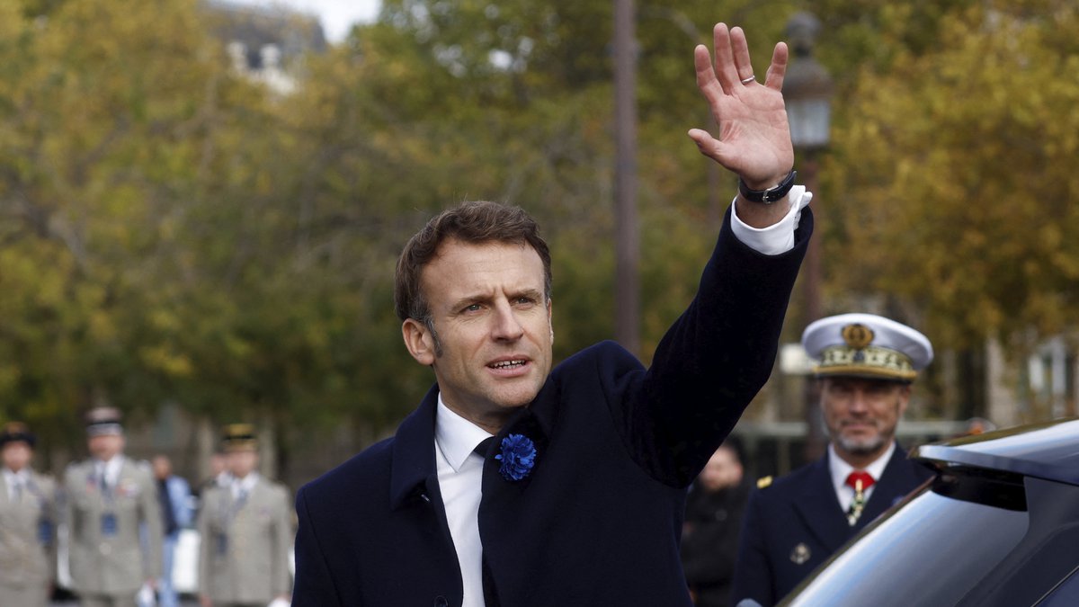 "Enlève ta perruque !" : Emmanuel Macron pris à partie par une manifestante