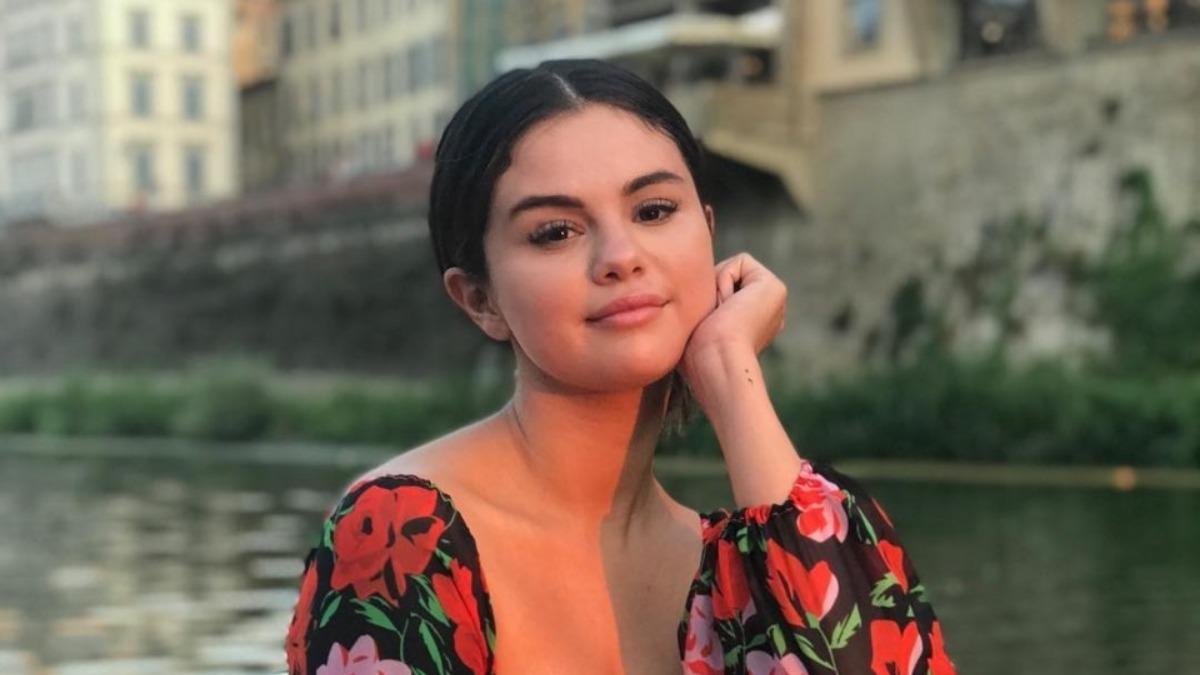 "Je suis un peu exigeante" : Selena Gomez ironise sur son célibat