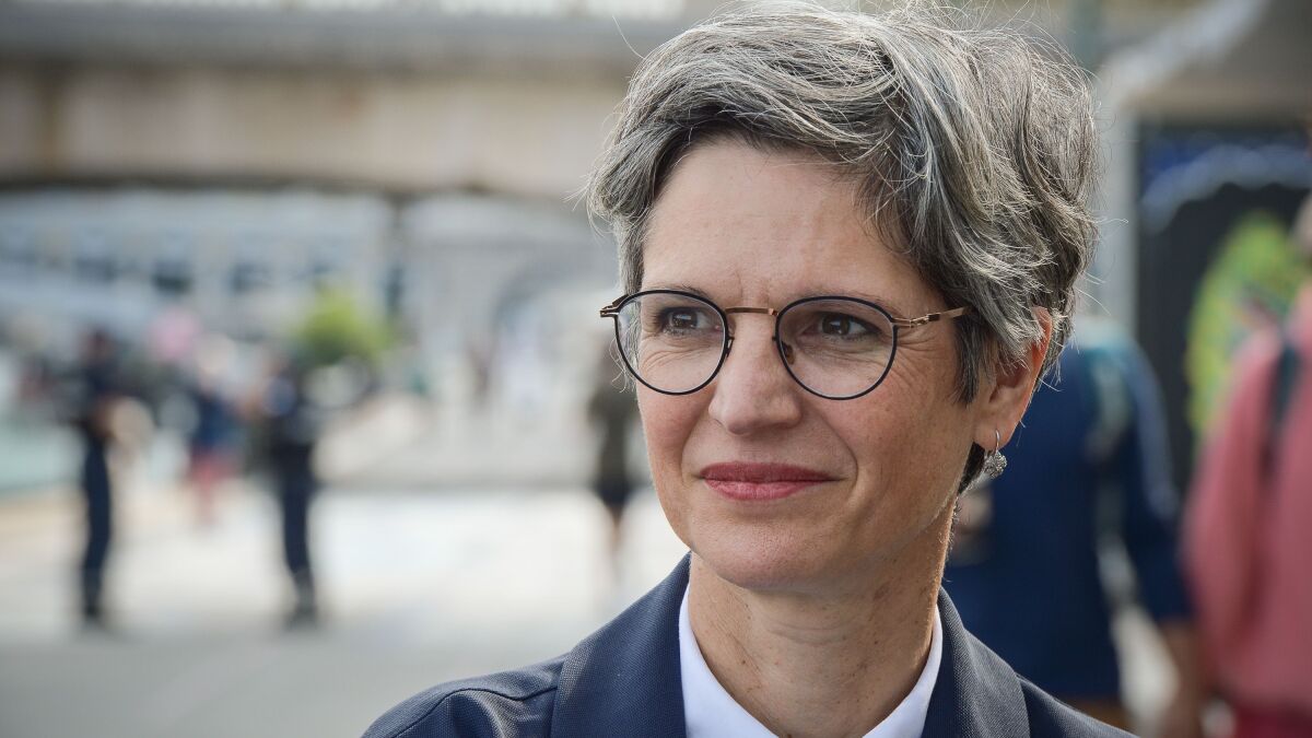 Sandrine Rousseau intervient dans une bagarre entre un cycliste et un automobiliste