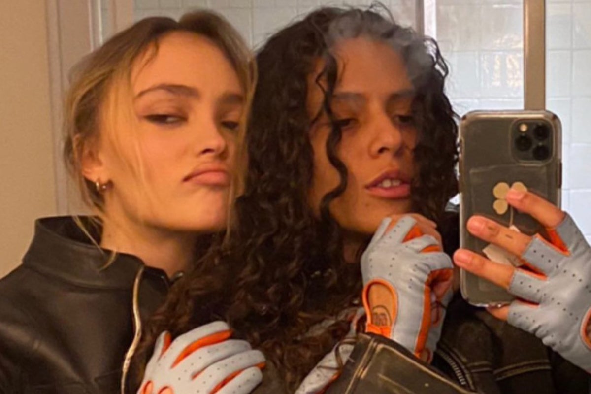 Lily-Rose Depp et sa chérie très tactiles : les deux amoureuses ne se quittent plus !