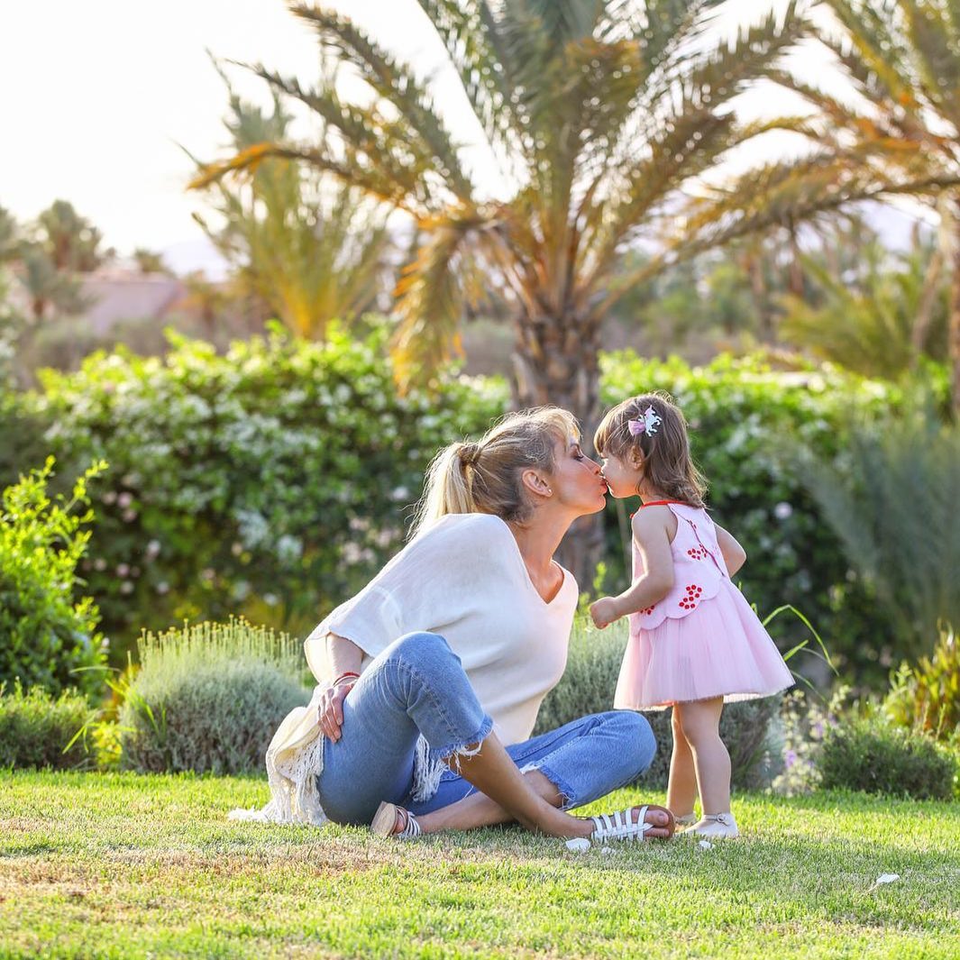 "Je suis une lionne" : Adriana Karembeu revient sur la naissance de sa fille et évoque son ex-mari