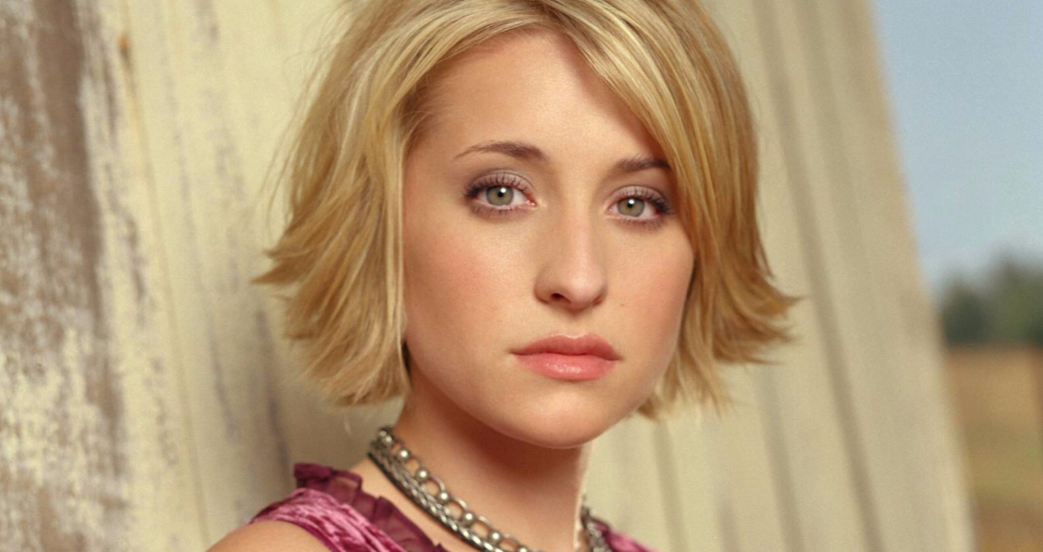 Allison Mack : la star de la série Smallville condamnée pour trafic sexuel vient d’être libérée