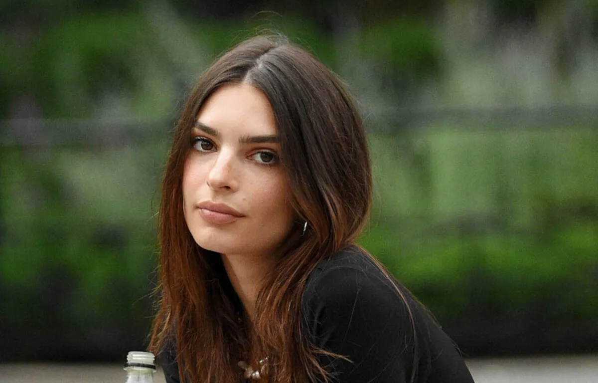 Emily Ratajkowski en vacances en France : ce cliché qui a provoqué la colère des internautes