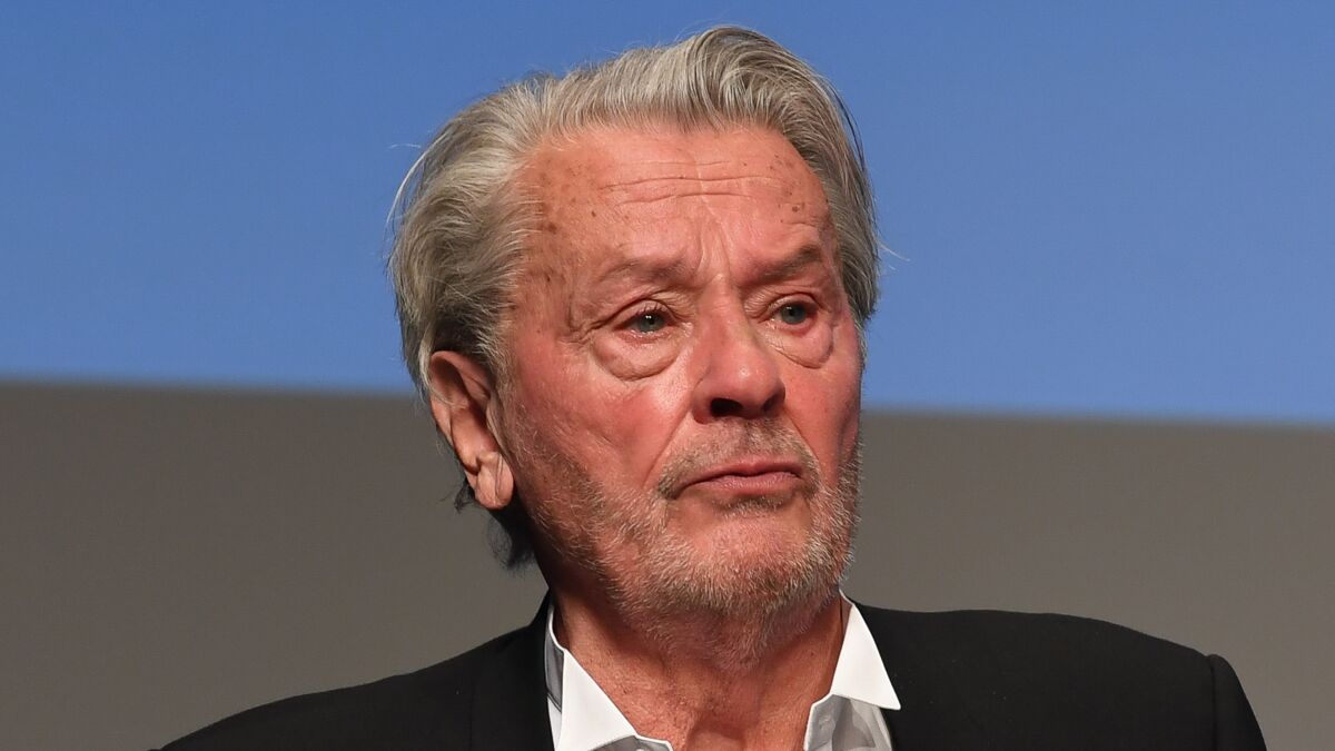 Alain Delon : ses enfants portent plainte contre sa compagne... Un proche donne de ses nouvelles