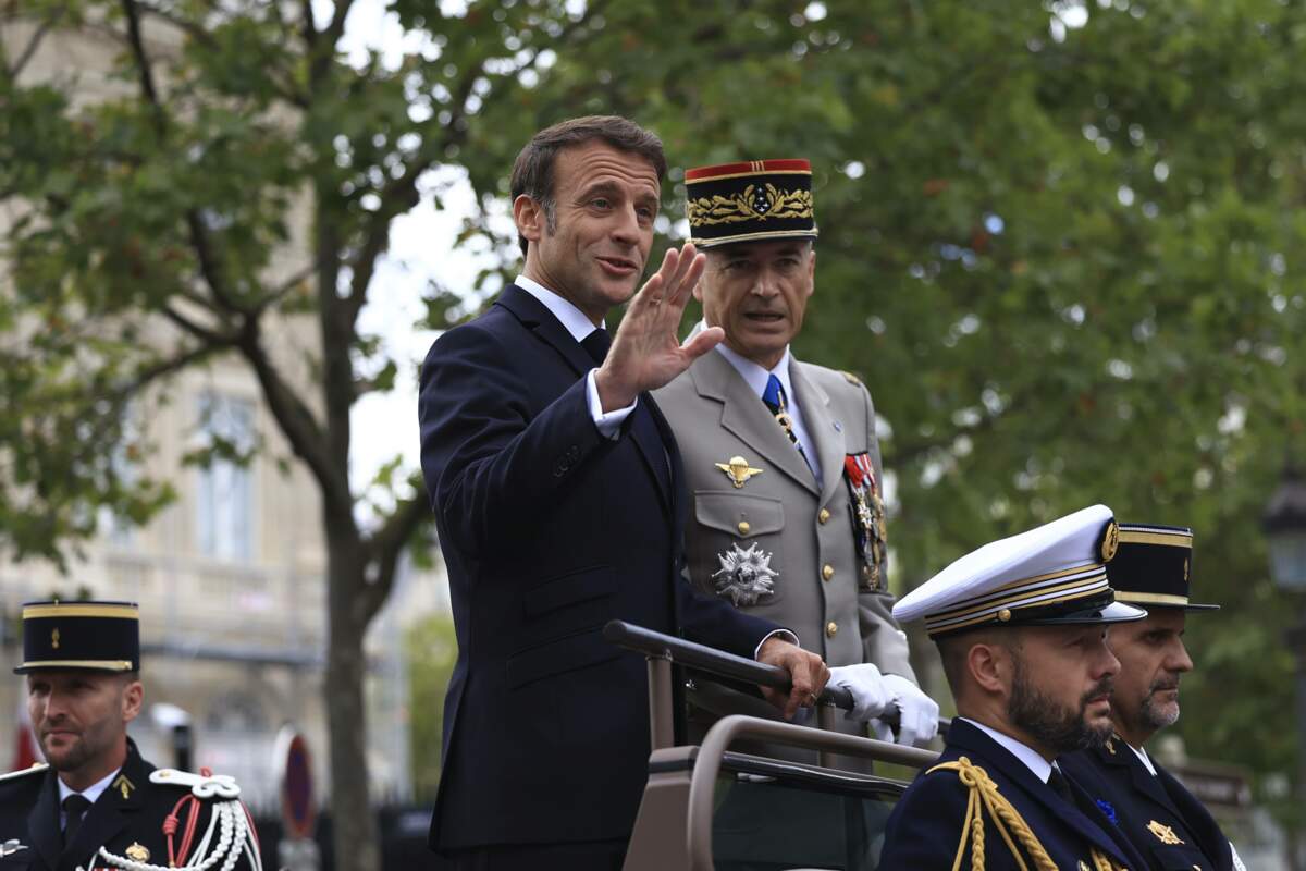 Emmanuel Macron vivement hué lors du défilé du 14 juillet par une foule hostile