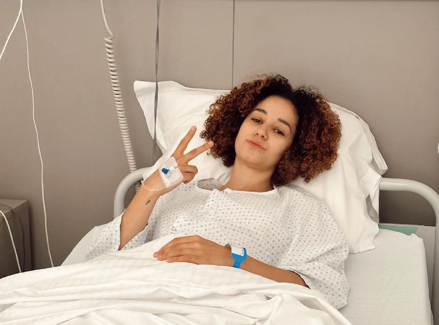 Léna Situations sur son lit d’hôpital, elle revient sur ces derniers mois "étranges et imprévus"