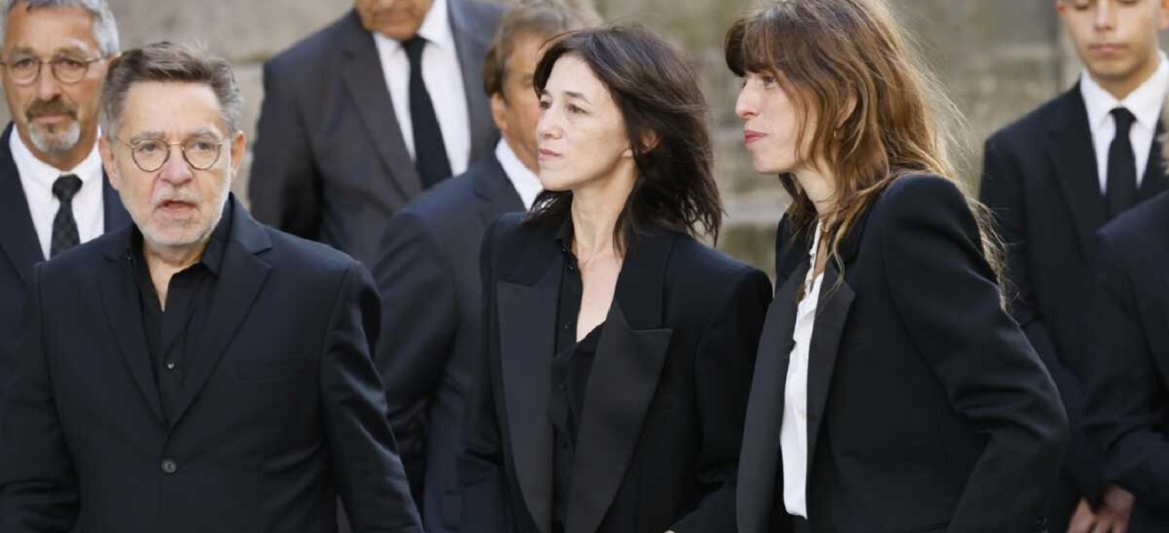 Obsèques de Jane Birkin : ce geste de Charlotte Gainsbourg et Lou Doillon qui bouleverse la Toile