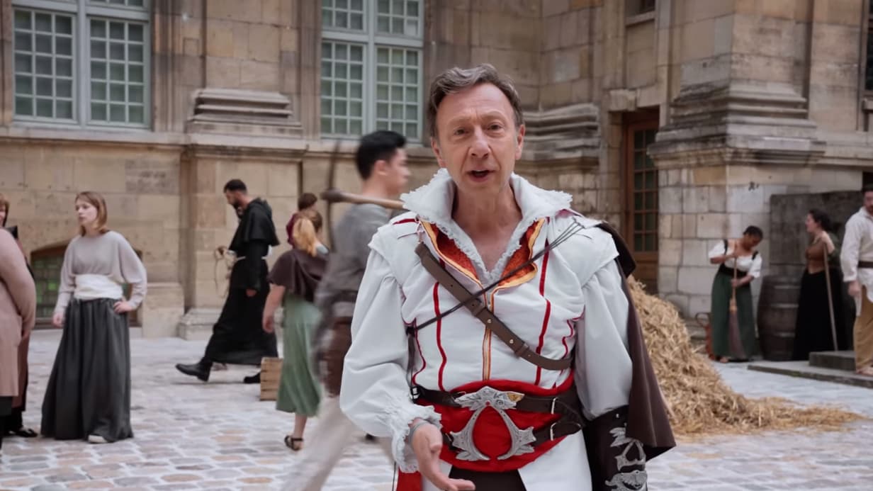 Stéphane Bern impressionne la Toile en Ezio d’Assassin's Creed pour une vidéo Youtube de Cyprien