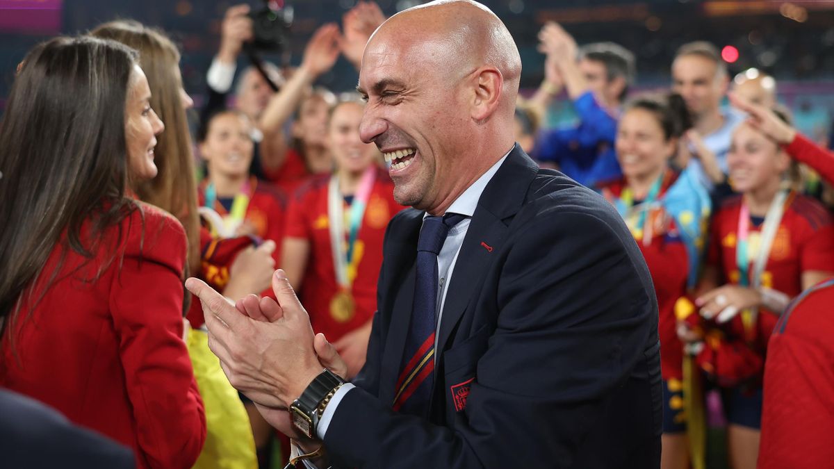 Coupe du monde féminine: polémique, le président de la fédération embrasse une joueuse sur la bouche
