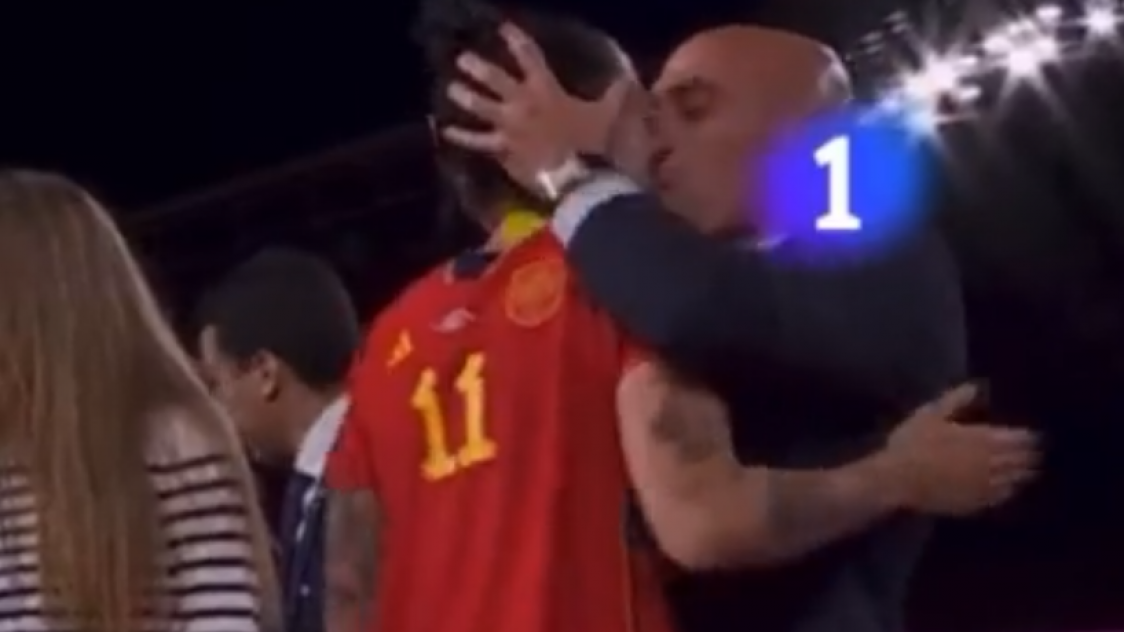 Coupe du monde féminine: polémique, le président de la fédération embrasse une joueuse sur la bouche