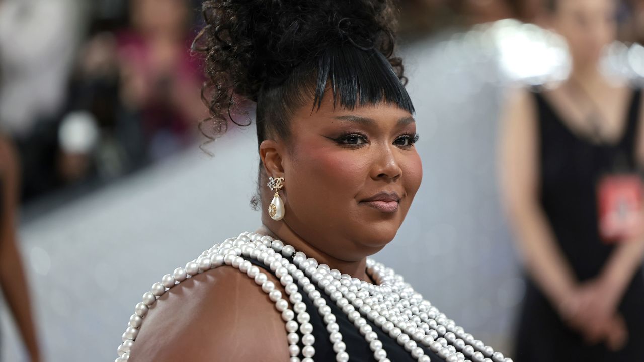 Lizzo : la chanteuse poursuivie par trois danseuses pour harcèlement sexuel